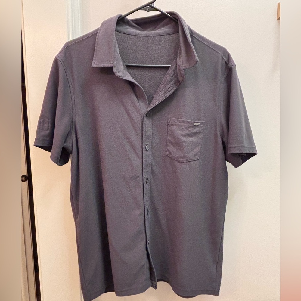 Vuori MEN'S SHORT SLEEVE ACE BUTTON-DOWN